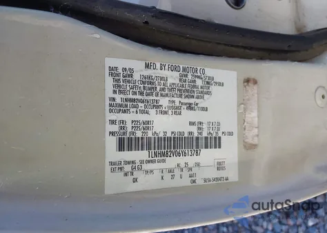 2006 Lincoln Town Car Signature Limited from USA, damaged, VIN 1LNHM82V06Y613787